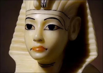 En quelle matière furent construits les naos (pièce la plus importantes d'un temple) de plusieurs temples sous Hatchepsout ?