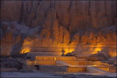 Parmi toutes ses fabuleuses constructions, en plus de celle qu'elle avait d'office dans la vallée de reines, Hatchepsout se fit ériger une autre tombe :