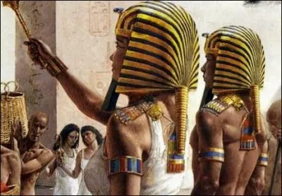 Plusieurs éléments indiquent aux égyptologues que Hatchepsout n'a pas totalement écarté son beau-fils du pouvoir. Cochez la FAUSSE proposition :