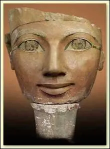 Hatchepsout commence alors par se faire représenter sur les inscriptions avec les attributs royaux comme il sied à son titre. Puis rapidement son image devient celle :