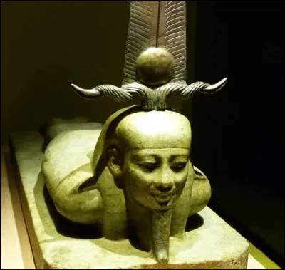 Dans la mythologie égyptienne, qu'est-ce que la théogamie ?