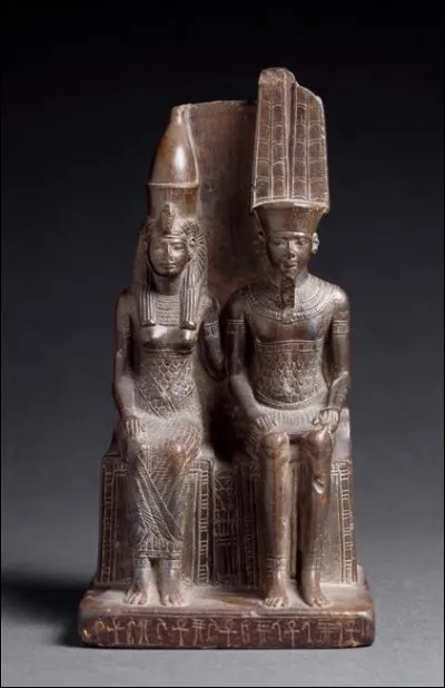 D'après Hatchepsout, quel dieu, dans le corps du pharaon Thoutmosis 1er, s'accoupla avec Ahmosis, lui donnant naissance ?