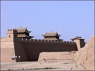 Lors de "La forteresse des turbans jaunes", tandis que des vents puissants repoussent l'armée de l'Est, quel piège fait son apparition à l'Ouest ?