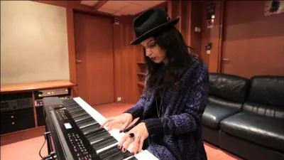 À quel âge a-t-elle appris la guitare et le piano ?