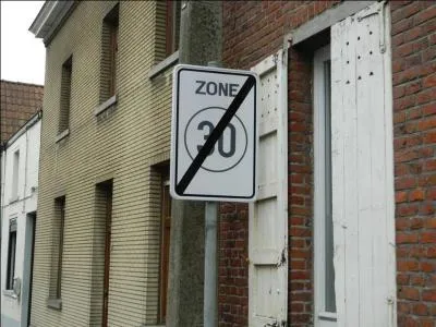 Quand la signalisation routière s'y met, circulez y a rien à voir, quoique ? (Agrandissez la photo)