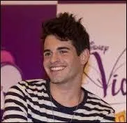 Il a dû mal à se trouver une petite amie, mais il rencontra Erika, la cousine de Diego. Avec elle non plus ça n'a pas marché ! Il s'est pris pour le professeur de l'amour ce qui a aidé tous ses amis ! Qui est-il ?