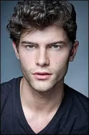 Ex de Violetta, et nouveau petit ami de Francesca il est très gentil ! Venant d'Espagne, son côté arrogant ne plaît pas trop à Violetta mais dans la saison 3 il est très gentil et tout le monde l'appréciera ! Qui est-il ?