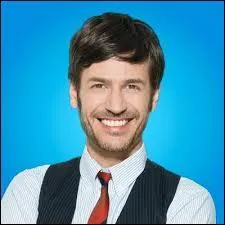 Directeur du Studio, sérieux et toujours à l'écoute qui malheureusement se fera remplacer par Gregorio dans la saison 1. Il travaillera aussi au Resto Band avec Luca, le frère de Francesca. Qui est-il ?