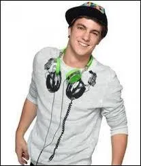 Il est le meilleur danseur du Studio On Beat, et son style préféré est la street dance ! Il est toujours en couple avec Nata ! À eux deux , ils forment un très joli couple dont Ludmila fera tout pour le d"truire ! Qui est-il ?