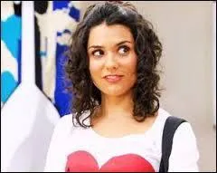 Meilleure amie de Ludmila en couple avec Maxi ! Elle rejoindra le groupe des Rock Bones ! Elle est amoureuse de Felipe Diaz qui est le petit ami de Ludmila ! Une guerre se déclenchera avec Ludmilia et Maxi ! Qui est-elle ?