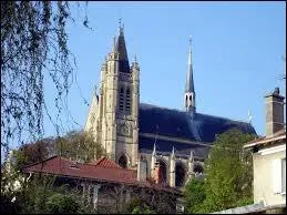 Voici la collégiale Saint-Martin de Montmorency. Ville francilienne, elle se situe dans le département ...