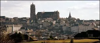Nous partons à la découverte de Rodez. Ancienne capitale du Rouergue, elle se situe dans le département ...
