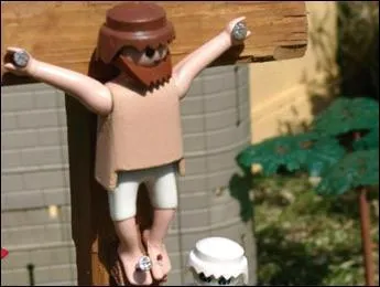 Ressemblant ou pas ? Peu importe. En voyant sa crucifixion, vous savez que cet homme est :