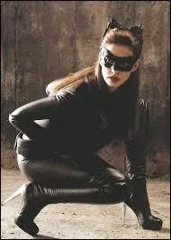 Quelle actrice américaine incarne "Catwoman" dans le film "The Dark Knight Rises" en 2012 ?