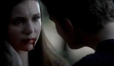 Dans la saison 4, Elena devient vampire mais pour soulager la douleur causée par la mort de son frère, que fait-elle ? 