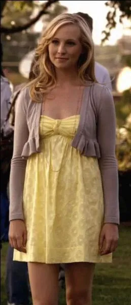 Avec qui Caroline entame-t-elle une relation dans la saison 3 ?