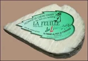 Une portion de fromage au lait cru entier de chèvre.