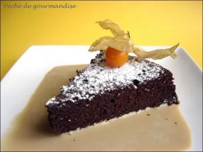 Quel fruit décore magnifiquement ce gâteau au chocolat ?