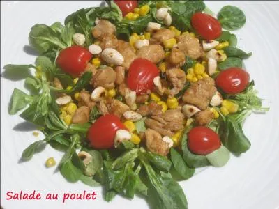 Quels fruits surmontent cette salade au poulet ?