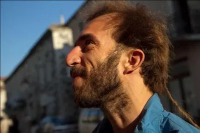 "Les Chebabs de Yarmouk" est le premier long-m&eacute;trage documentaire d'Axel Salvatori-Sinz. Son prochain film, ... est en cours d'&eacute;criture dans le cadre de l'atelier documentaire de la F&eacute;mis 2012. Quel est le nom du film ?