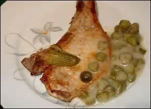 Que met-on dans la préparation d'une côte de porc charcutière ?