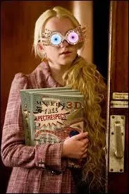 Luna Lovegood est bizarre car :