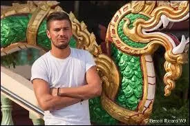 Stéphanie commence à avoir des sentiments pour l'un des garçons de la villa qui est-ce ?