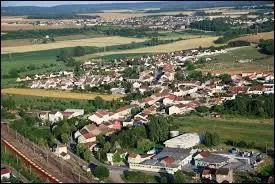 Voici la ville lorraine de Kuntzig vue du ciel. Elle se situe dans le département ...