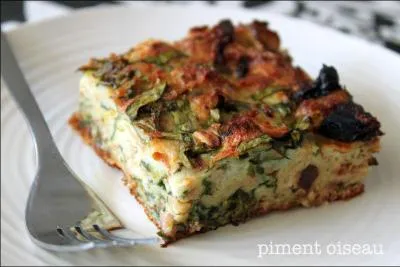 Quels fruits accompagnent les épinards et le jambon entrant dans la composition de ce cake salé appelé "pounti" ?