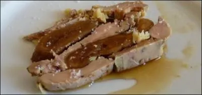 Voici un pressé de foie gras aux poires. Quel est le nom de cette préparation de poires, pelées en fin d'été, puis chauffées au four 3 jours sur des claies avant d'être séchées puis aplaties ?