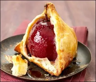 Fait aux pommes ou poires enfermées dans une pâte, avec de la gelée de groseille au centre du fruit, c'est ....