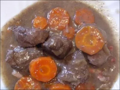 La recette de ce civet de sanglier est une grande "classique", quel fruit est indispensable à la réalisation de sa sauce ?