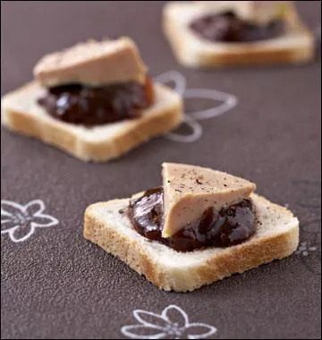 Quel fruit peut entrer dans la composition de ce confit sur lequel sont disposés les triangles de foie gras ?