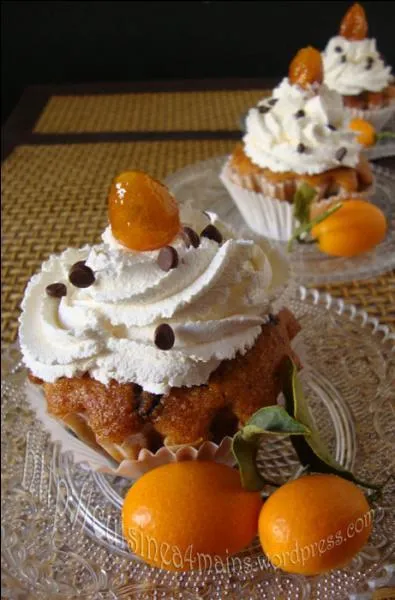 Quels fruits décorent magnifiquement ces desserts ?