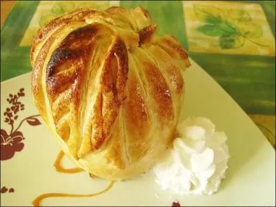 Quel nom porte ce dessert constitué d'une pomme dont le centre est garni de calvados, enfermée dans cette pâte brisée ?