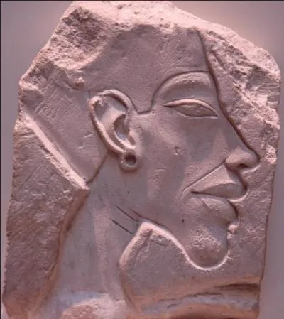 Qu'est-ce qui est carctéristique de l'art pratiqué sous Akhenaton et Néfertiti ?