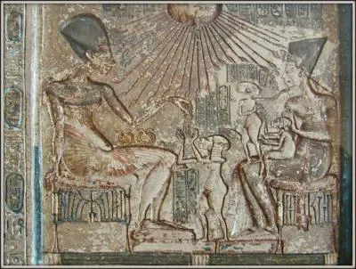 Néfertiti et Akhenaton tentent d'unir leur peuple autour de ce culte. Pour eux, Aton était le pourvoyeur de lumière, d'amour et le créateur de l'univers. Qu'est-ce qui montrait la bonté de ce dieu dans les gravures ?