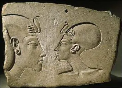 Qu'ont fait, entre autres, Néfertiti et Akhenaton ? Ils ont :