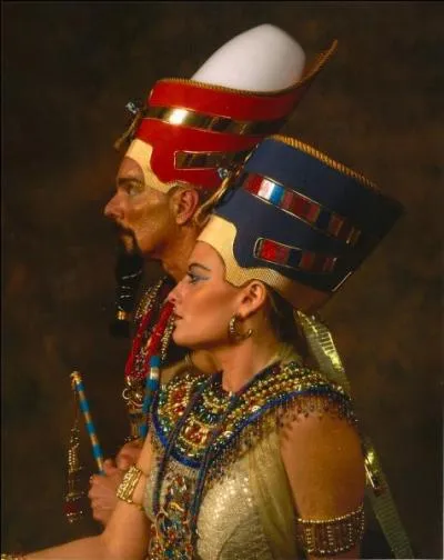 Celui-ci changera son nom en Akhenaton en référence au dieu Aton. Quel nom prendra alors Néfertiti ?