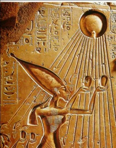 Akhenaton se mit à adorer le disque solaire et lui donna le nom d'Aton. Il accorda de moins en moins d'importance aux autres dieux. Quels intérêts représentait Aton ?