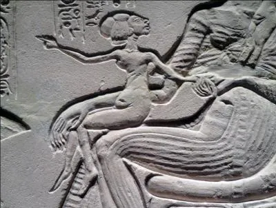 Aton représentait le dieu qui donne et entretient l'amour et la vie. Quelles scènes voit-on apparaître dans l'art qui, jusqu'à présent, étaient considérées comme trop intimes pour être montrées ?