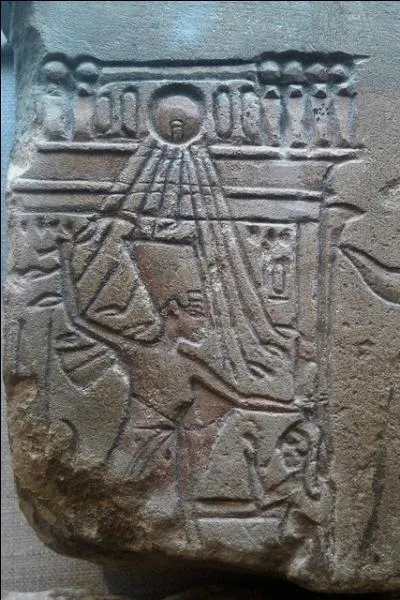 Comme leurs prédécesseurs, Aménhotep III et Tiyi, le couple royal se représentait toujours tous les deux dans les cérémonies. Mais plus encore, sur une gravure retrouvée, quelle scène montre l'influence de Néfertiti ? Celle où :