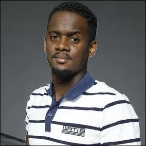 Dans sa chanson "C'est tout moi", lorsque Black M se regarde, que se fait-il ?