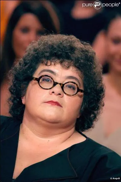 Dans sa ''Chanson, con ! '' , Juliette dit : 
''On finit ses phrases en chantant
Et ''con'' c'est la ponctuation''
Dans quelle ville emploie-t-on ce mot comme un point ou une virgule ?