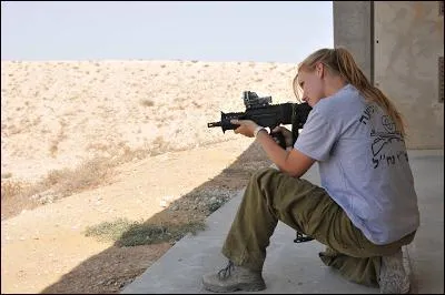 Les soldats de Tsahal ont la réputation d'être parmi les meilleurs au monde, les instructeurs de cette armée sont très souvent des femmes.