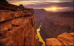 Où se trouve ce paysage ? (C'est une sorte de grande plaine qui entoure un fleuve : le Colorado ! )