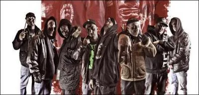 Sous quel nom se sont regroupés une partie des rappeurs ci-dessus pour faire un album commun ?