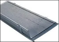 Avec quel matériau cette feuille appelée bavette protégeant certains ouvrages des ruissellements des eaux est-elle faite ?