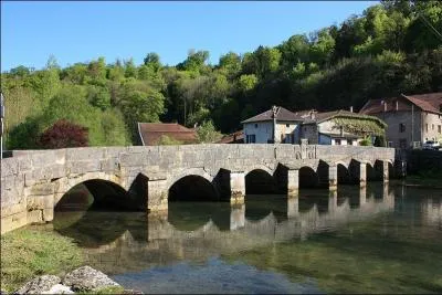 Ce pont de 8 arches sur la Saulx dans la Meuse a été construit en 1557, il est
classé aux monuments historiques depuis 1912, il est situé à :