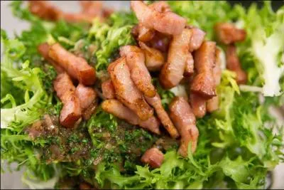 Quel ingrédient entre dans la composition de la salade lyonnaise ?